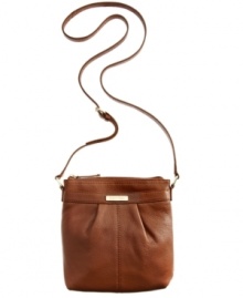 Simple and seriously chic, this versatile crossbody from Calvin Klein adds just the right amount of polish to your everyday attire. The sleek shape, neutral hue and refined detailing make it the obvious choice in exquisite accessorizing.