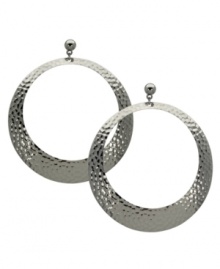 GUESS takes the traditional hoop earring and adds an on-trend twist with a unique textured design. Set in imitation rhodium-plated mixed metal. Approximate drop: 3-1/2 inches. Approximate diameter: 2-1/4 inches.