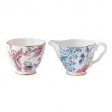 The latest addition to the Wedgwood Harlequin Tea Story, the Butterfly Bloom creamer & sugar set features vintage-inspired colors, patterns and shapes finely detailed on bone china with elegant gold rims. They're exquisitely boxed in signature Wedgwood packaging to make a fabulous gift for any true tea lover.