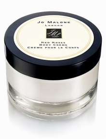 Blended from seven different types of roses from around the world, Red Roses is a surprisingly clean, voluptuous scent. With a heart of crushed violet leaves and hints of lemon, it unfolds like a bouquet of freshly cut flowers. Enjoy a fresh and unexpected pampering experience with this lavish scent. 6 oz. 