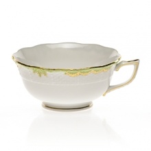 While complementary to the Queen Victoria collection, this Herend dinnerware makes an elegant set on its own with regal gold accents and a scalloped edge. While complementary to the Queen Victoria collection, this Herend dinnerware makes an elegant set on its own with regal gold accents and a scalloped edge.