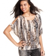 Split sleeves and an awesome animal print? Yes, please! Urban Hearts delivers big on wild style with this slouchy-chic, every day top.