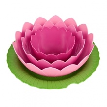 If Claude Monet worked in melamine, it might look something like this. Whimsical and fun, this adorable nesting set features four bowls and the requisite accompanying lily pad plate.