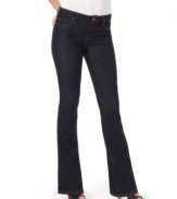 A classic dark wash and a flattering high waist make these Joe's Jeans bootcut jeans the perfect pick for a sleek silhouette!