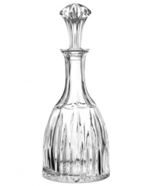 Entertain with Godinger grandeur. Sparkling crystal emphasized by long vertical cuts and a simple bell shape gives the Aberdeen decanter its distinct and sophisticated aesthetic.