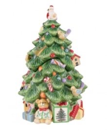 An evergreen with the baubles, birds and perfectly wrapped packages of Spode's historic dinnerware pattern, the Christmas Tree Prestige cookie jar is a festive gift to holiday homes.