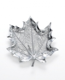 Serve grilled vegetables, sliced fruit and side salads in natural splendor with this radiant aluminum platter. With a realistic leaf texture and stem to evoke life outside your window. Serve grilled vegetables, sliced fruit and side salads in natural splendor with this radiant aluminum platter. With a realistic leaf texture and stem to evoke life outside your window.