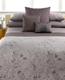 A floral escape! This Calvin Klein Jardin comforter transforms your bed into a garden of luxury with pure combed cotton percale fabric.