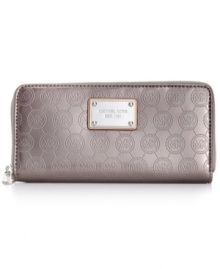 Stay organized in style with this luxe little lovely from MICHAEL Michael Kors. Iconic MK logo and signature plaque adorn the outside, while the pocket-lined interior stows cards, cash, coins and ID with superb organization.